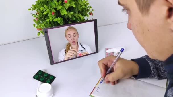 Homem Comunica Através Tablet Com Médico Link Vídeo Assistência Médica — Vídeo de Stock