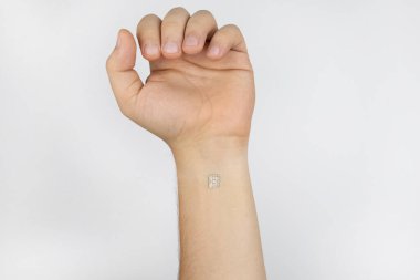 Adam çip yerleştirilmiş elini gösteriyor. Elektronik teknolojilerin insan vücuduna yerleştirilmesi ve çiplenmesi kavramı. Sibernetik ve nanofüre