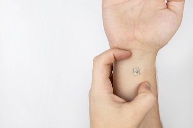 Adam çip yerleştirilmiş elini gösteriyor. Elektronik teknolojilerin insan vücuduna yerleştirilmesi ve çiplenmesi kavramı. Sibernetik ve nanofüre
