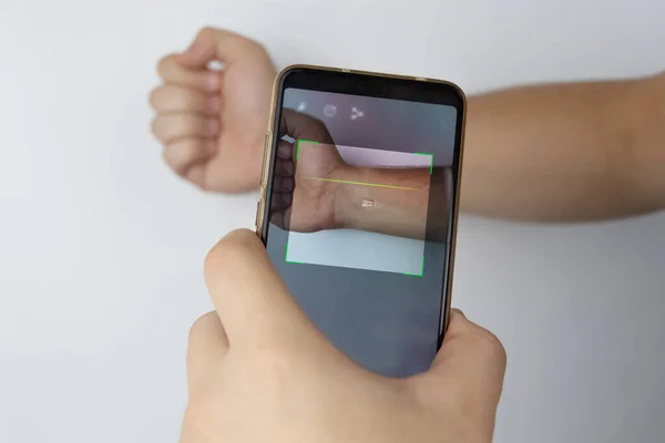 Homem Dados Usando Dispositivo Especial Chip Implantado Mão Homem Futuro — Fotografia de Stock