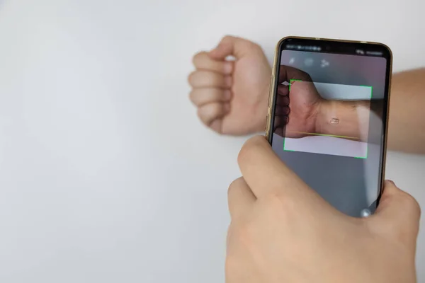 Homem Dados Usando Dispositivo Especial Chip Implantado Mão Homem Futuro — Fotografia de Stock