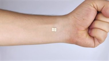 Adam çip yerleştirilmiş elini gösteriyor. Elektronik teknolojilerin insan vücuduna yerleştirilmesi ve çiplenmesi kavramı. Sibernetik ve nanofüre