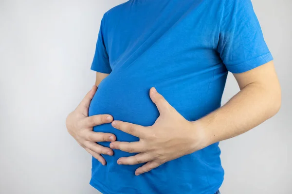 Homem Está Agarrado Barriga Inchada Inchaço Flatulência Gases Mau Funcionamento — Fotografia de Stock