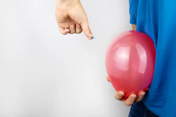 Fotografía Conceptual Hombre Sostiene Una Bola Roja Cerca Vientre Que — Foto de Stock