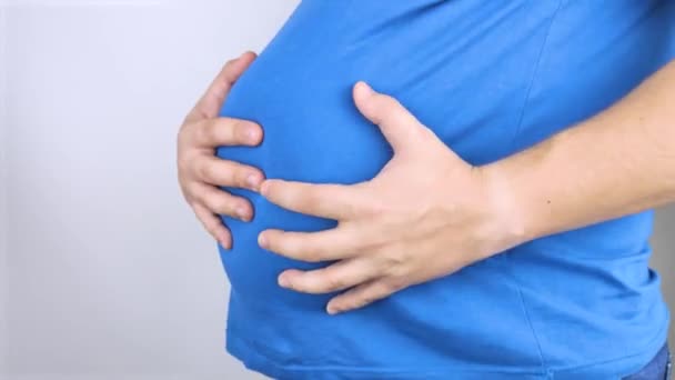 Der Mann Hält Sich Seinem Geschwollenen Bauch Fest Blähungen Blähungen — Stockvideo