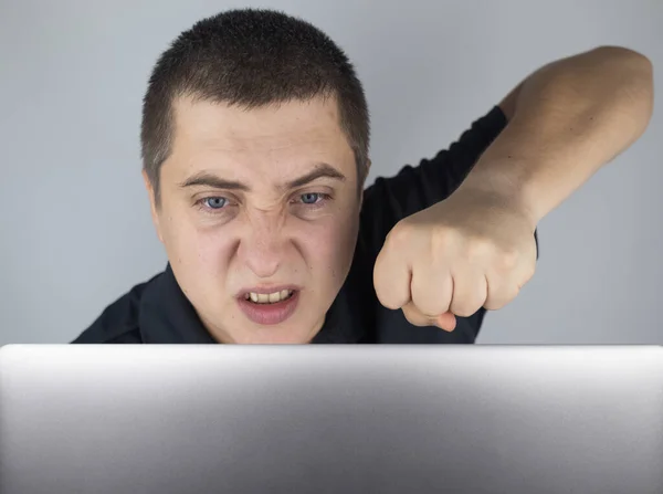 男はノートパソコンを見て そこで見たことに腹を立て いらいらする 感情を表現し あなたがインターネットで見るものに反応します 衝撃的なコンテンツコンセプト — ストック写真