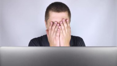 Adam dizüstü bilgisayara bakıyor, orada gördüklerinden utanıyor ve utanıyor. Duygularını ifade etmek ve internette gördüklerine tepki vermek. Şok edici içerik kavramı.