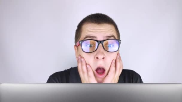 Man Kijkt Naar Laptop Bang Voor Wat Hij Daar Zag — Stockvideo