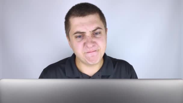 Homem Olha Para Laptop Fica Bravo Irritado Com Que Viu — Vídeo de Stock