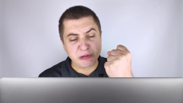 Muž Rozzlobeně Podívá Laptop Vyhrožuje Pěstí Mávne Rukou Vyjádřete Emoce — Stock video