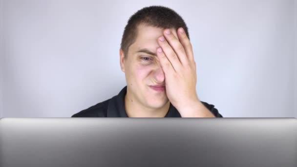 Чоловік Дивиться Ноутбук Соромиться Соромиться Побачив Висловлюйте Емоції Реагуйте Бачите — стокове відео