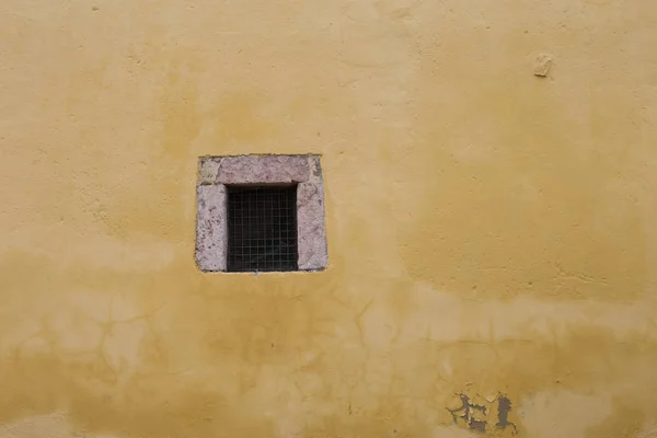 Παράθυρο Έναν Κίτρινο Τοίχο — Φωτογραφία Αρχείου