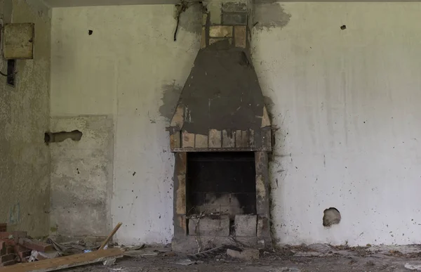 废弃房屋中的壁炉 — 图库照片