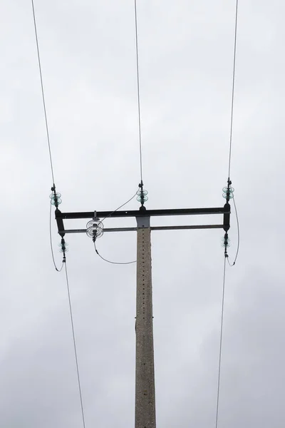老塔与电力线路 — 图库照片