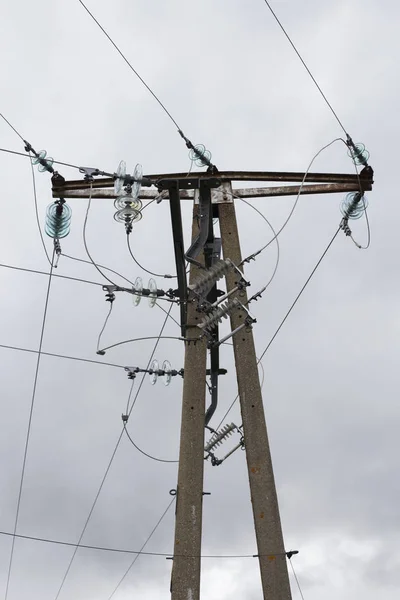 Alter Mast Mit Stromleitungen — Stockfoto