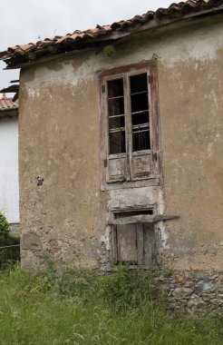 Terk edilmiş bir evde yakın çekim