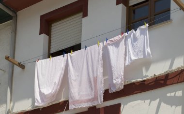 Elbise bir clothesline üzerinde asılı olan