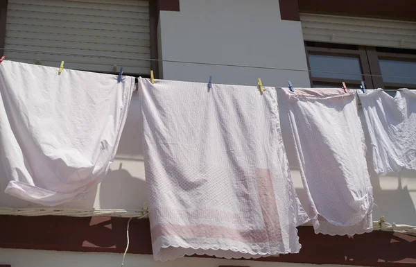 Elbise bir clothesline üzerinde asılı olan