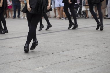 İrlandalı dansçılar dans ediyor