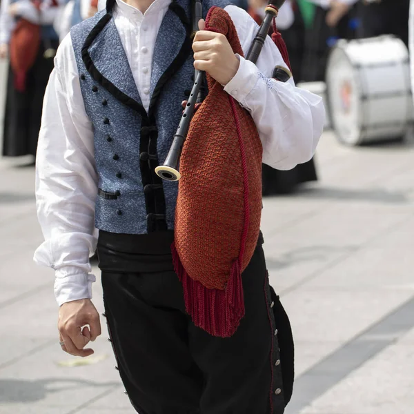 Homme Tient Une Cornemuse Groupe Danse Traditionnelle Espagnole — Photo