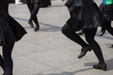 İrlandalı dansçılar dans ediyor