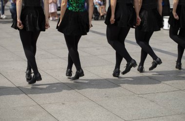 İrlandalı dansçılar dans ediyor