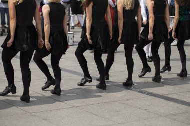 İrlandalı dansçılar dans ediyor