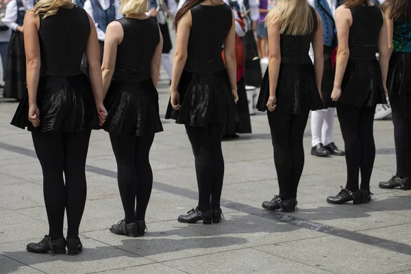 İrlandalı dansçılar dans ediyor