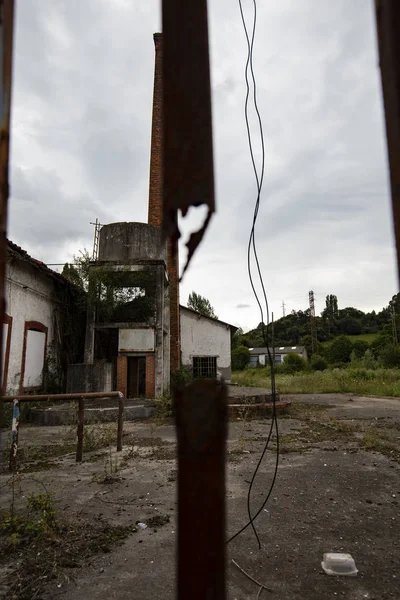 关闭一个废弃的工厂 — 图库照片