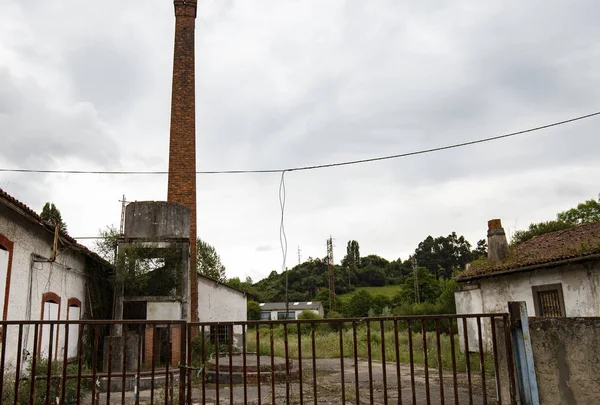 关闭一个废弃的工厂 — 图库照片