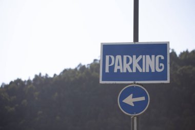 Park işareti ve ok