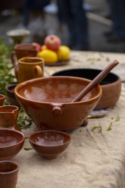 bir tablo üzerinde çanak çömlek