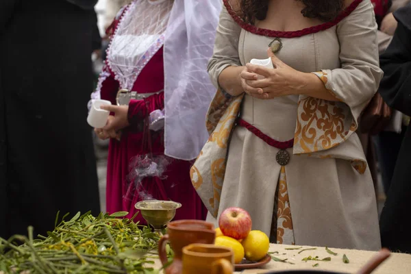 Une Femme Portant Costume Médiéval Tient Une Bougie — Photo