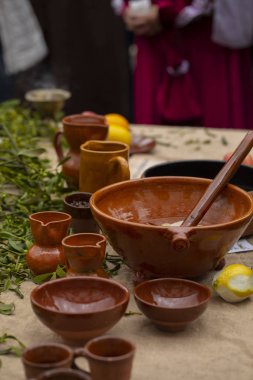 bir tablo üzerinde çanak çömlek
