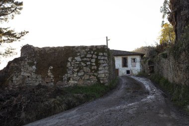 Bir ev ve çamurlu yol