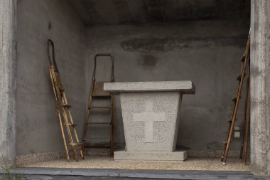 Altar ve üç merdivenler