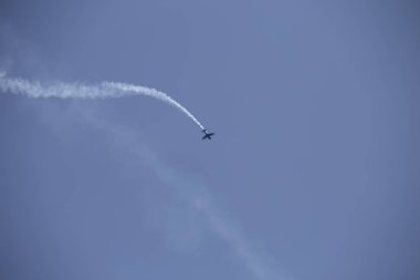 Küçük uçak hava akrobasi bir sergide yapıyor