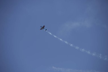 Küçük uçak hava akrobasi bir sergide yapıyor