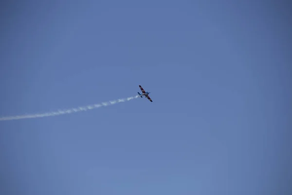 展示会で空中曲芸を行う小さな飛行機 — ストック写真