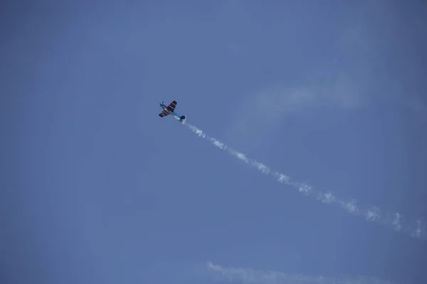 展示会で空中曲芸を行う小さな飛行機 — ストック写真