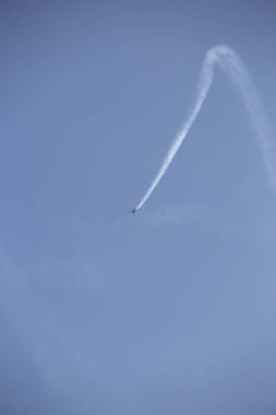 Küçük uçak hava akrobasi bir sergide yapıyor