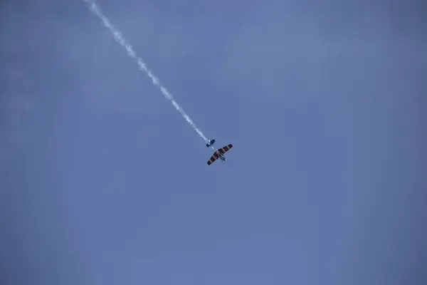 Avião Pequeno Fazendo Acrobacias Aéreas Uma Exposição — Fotografia de Stock