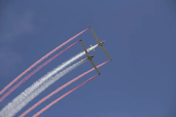 航空ショーで曲芸飛行 — ストック写真