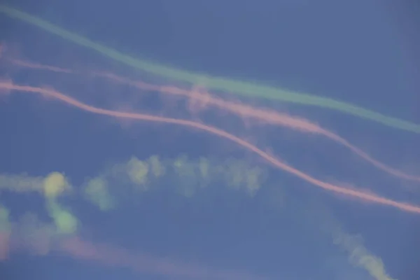 航空ショーの間に平面で置き去りカラフルな煙の道 — ストック写真