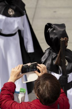 Bir kadın alay bir fotoğraf çekici. Kutsal hafta.