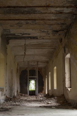 Arka planda terk edilmiş eski bir evin içinde