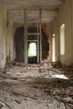 Arka planda terk edilmiş eski bir evin içinde