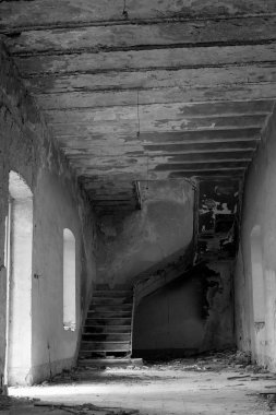 Terk edilmiş eski bir evin içinde