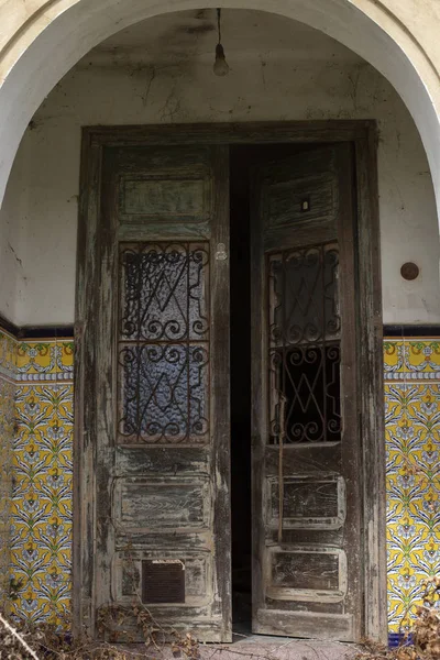 Alte Holztür Eines Verlassenen Hauses — Stockfoto