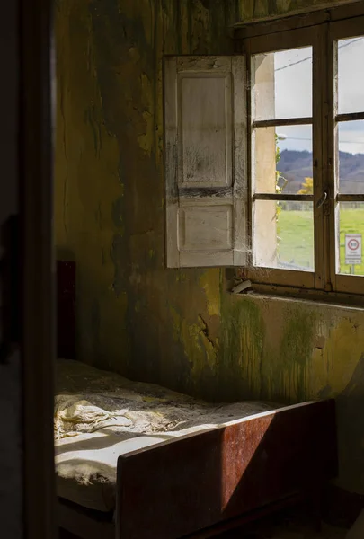 Ventana Cama Una Casa Antigua Fotos De Stock Sin Royalties Gratis